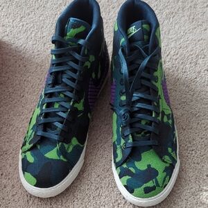 Nike Men's Camouflage Green and Purple Sneakers